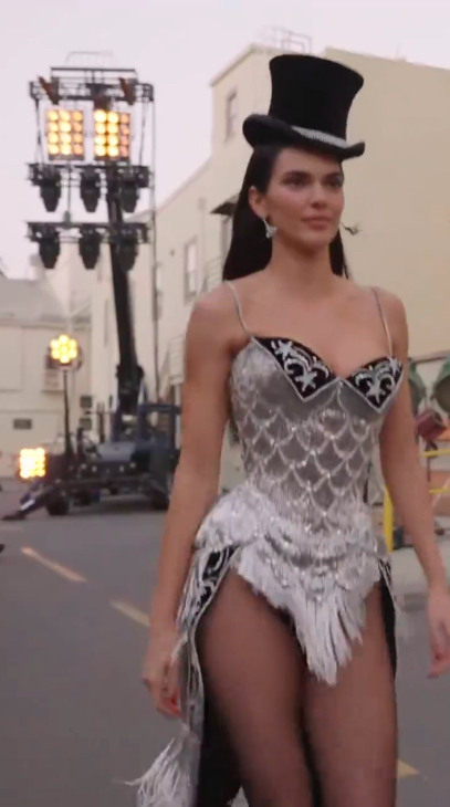 好萊塢明星兒童星紅白登場 Kendall Jenner以《Moulin Rouge!》經典造型登台